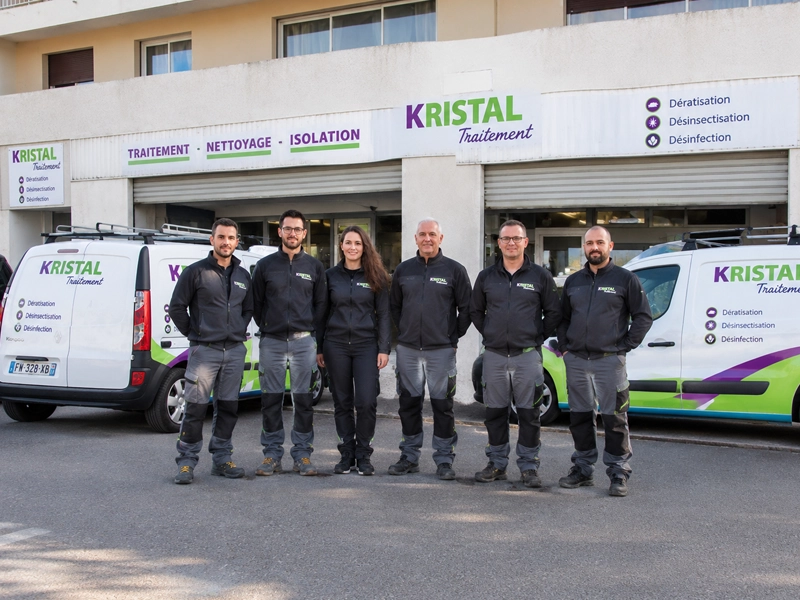 Techniciens Kristal Traitement devant leurs véhicules