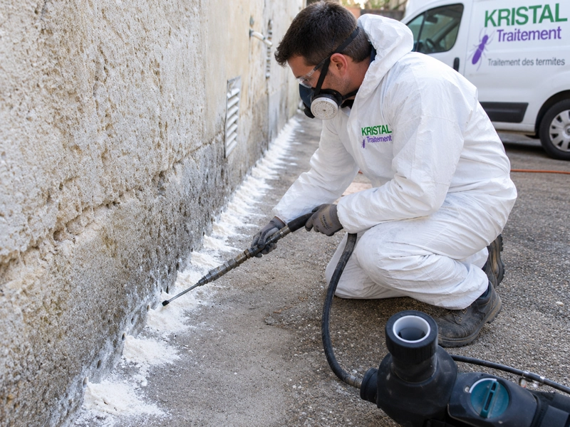 Perçage et injection de produit dans un mur pour barrière anti-termites