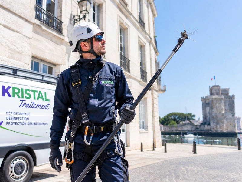 Technicien Kristal Traitement en tenue de sécurité devant un bâtiment